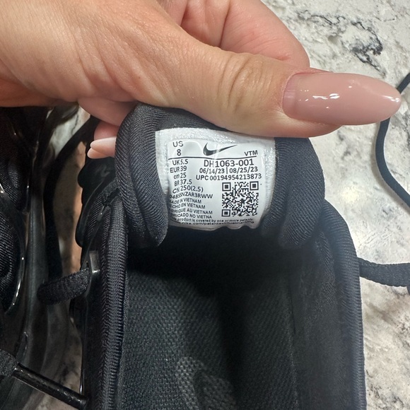 Nike Women’s Black VaporMax Plus Shoes - Picture 7 of 7
